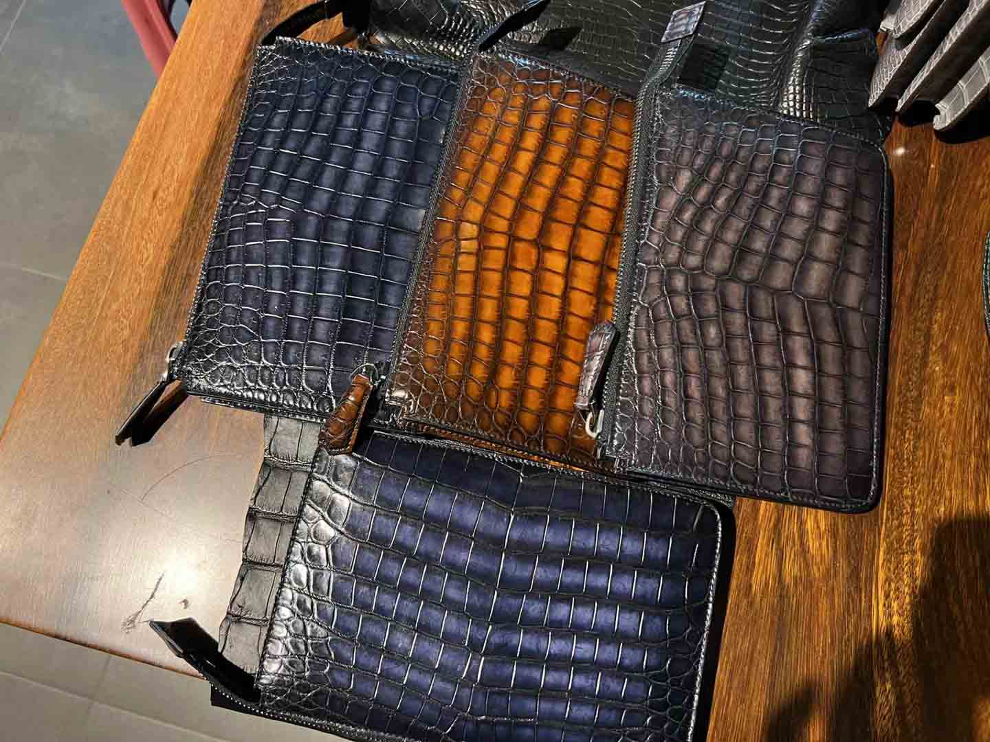 擦色鳄鱼手包
